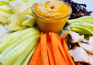 Gemüse Platte mit Karotten Hummus